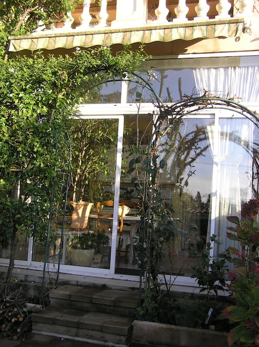 baie vitrée de la cuisine, vu de la terrasse.