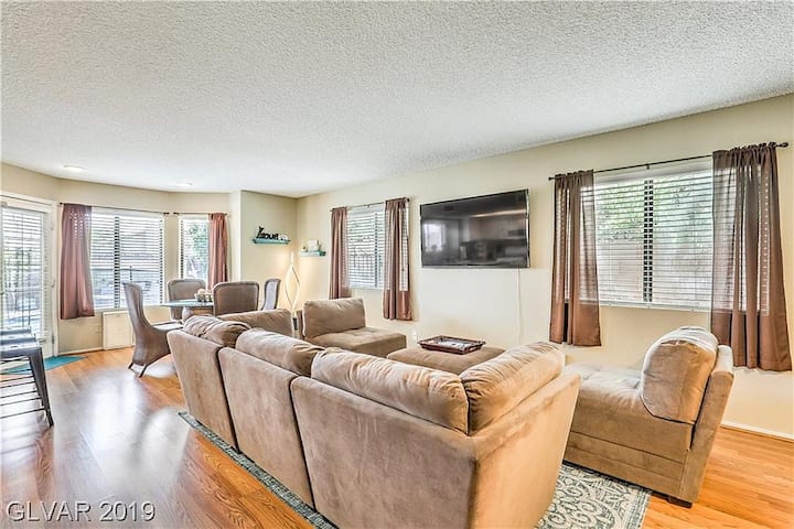 LED inteligente de 60 pulgadas en la sala de estar