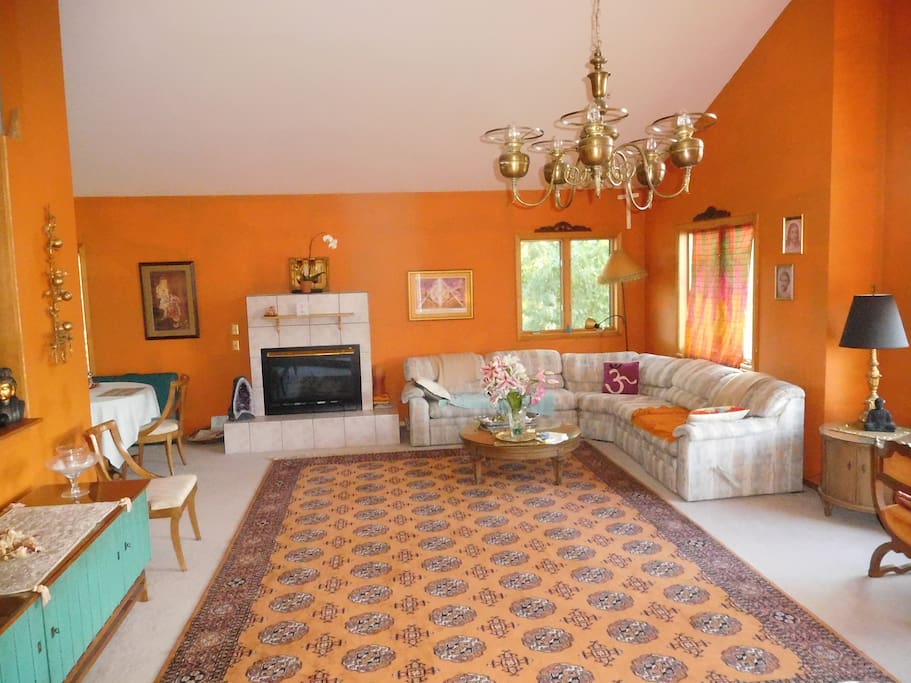 SPACIOUS LIVING ROOM AREA