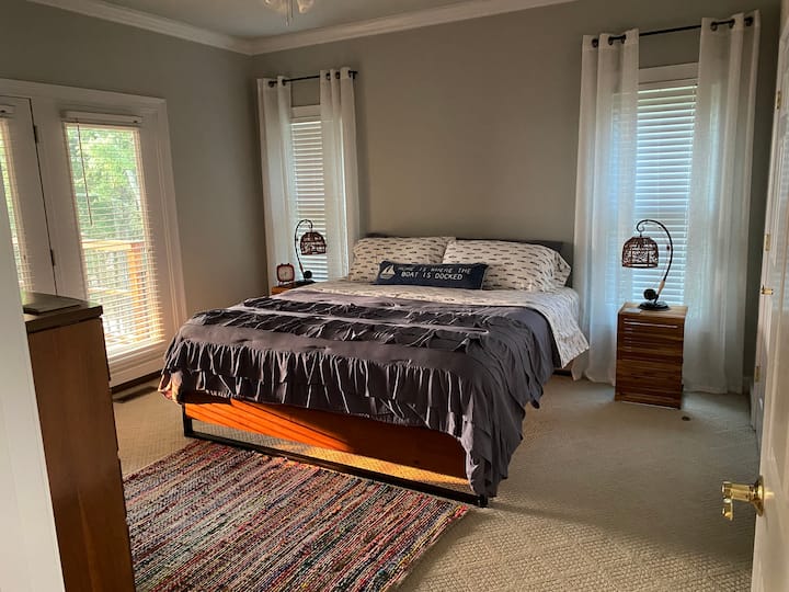 Spálňa 2 veľké manželské postele - táto spálňa má tiež priamy prístup na terasu.