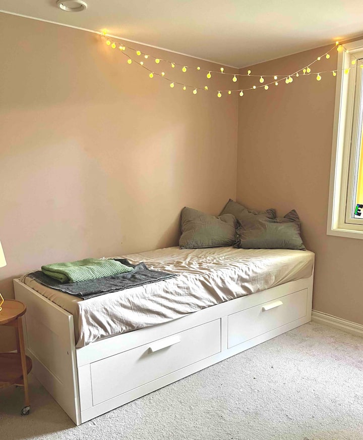 Spálňa/herňa pre deti na spodnom poschodí. Posteľ je možné predĺžiť na 160 cm posteľ. 