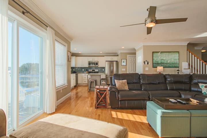 Escape to Camp Ellis retreat w/ocean & river views