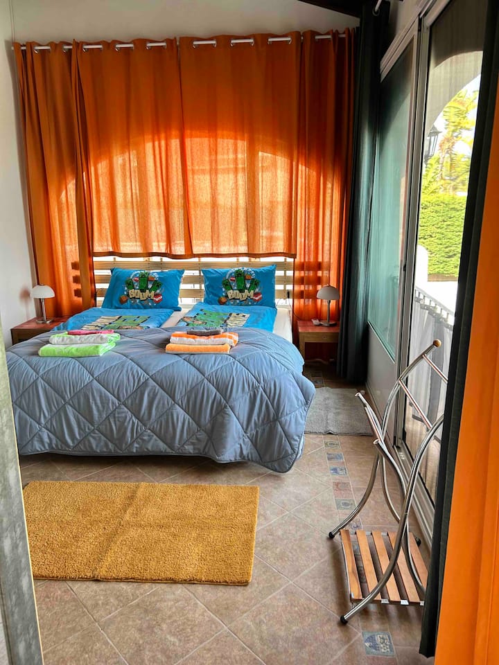 Chambre 4
 Lit double 2x90x200, armoire, 2 tables de nuit, climatisation