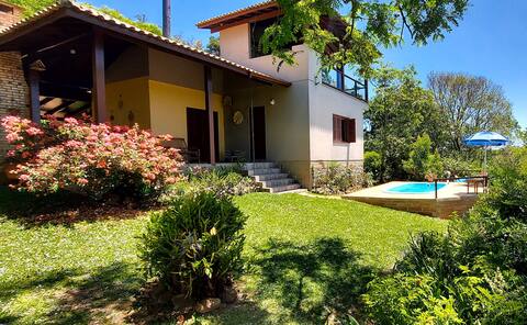 'Chalet das Orquídeas' with private pool