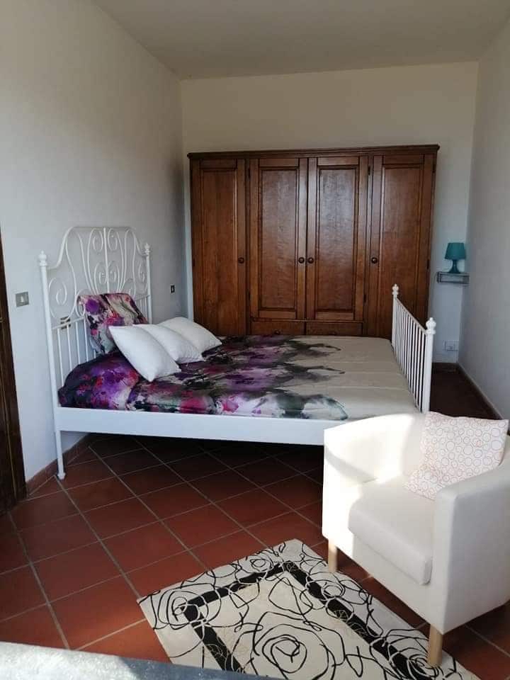 Dormitorio con vistas al mar. Armario de cuatro puertas con vestidor y vestidor en la habitación y disponible para cinco huéspedes.