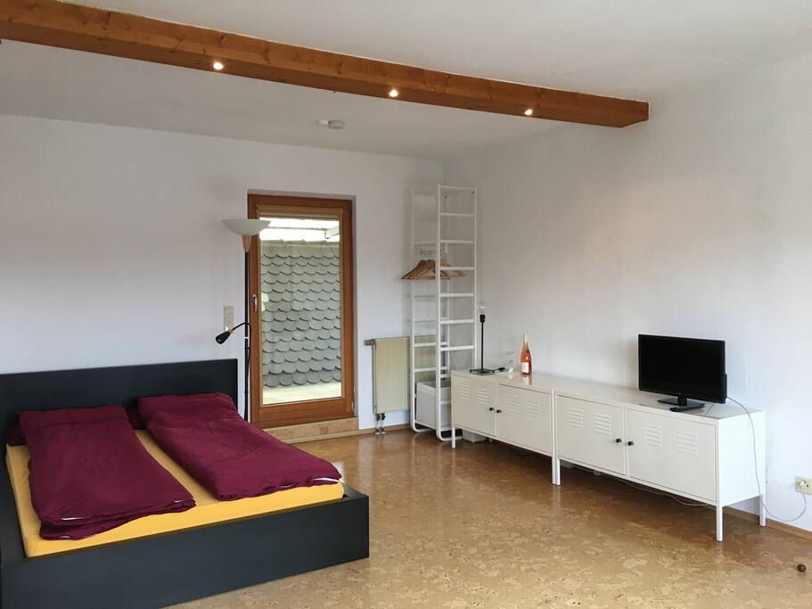 Bett - Terrassenzugang - Fernseher