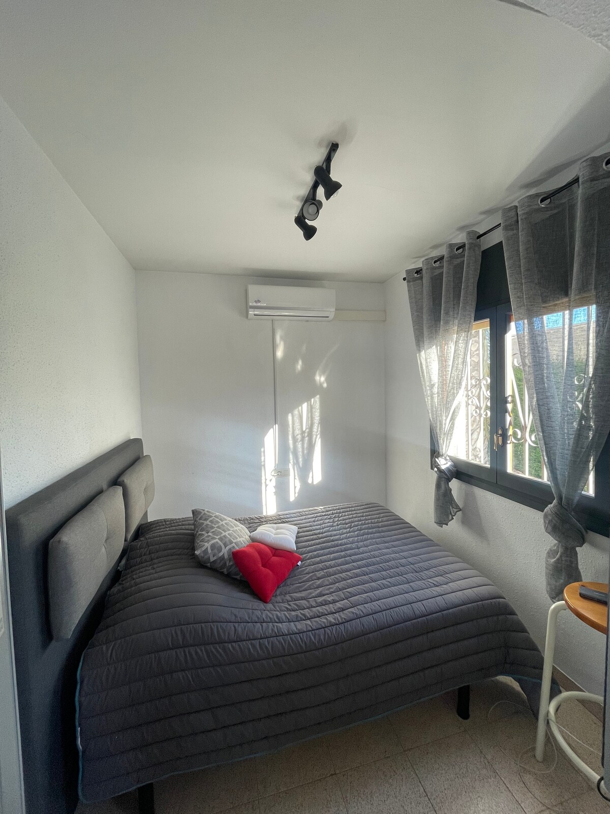 ห้องนอน 1: เตียงใหญ่ (140 x 190) มีเครื่องปรับอากาศวิวกลางแจ้ง 