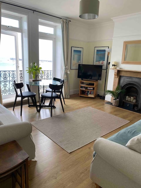Top performing Airbnb: Seaview, Swanage; beachfront, balcony & central in Purbeck