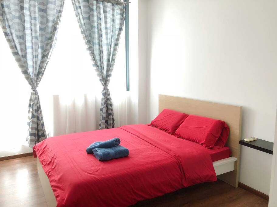 Bedroom 2 (Queen bed)