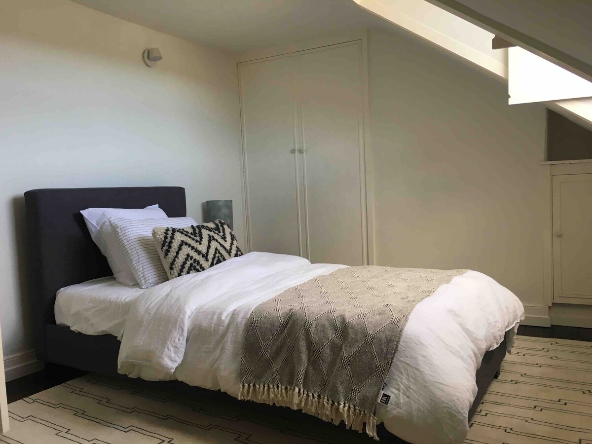 Единична таванска стая с изглед към града