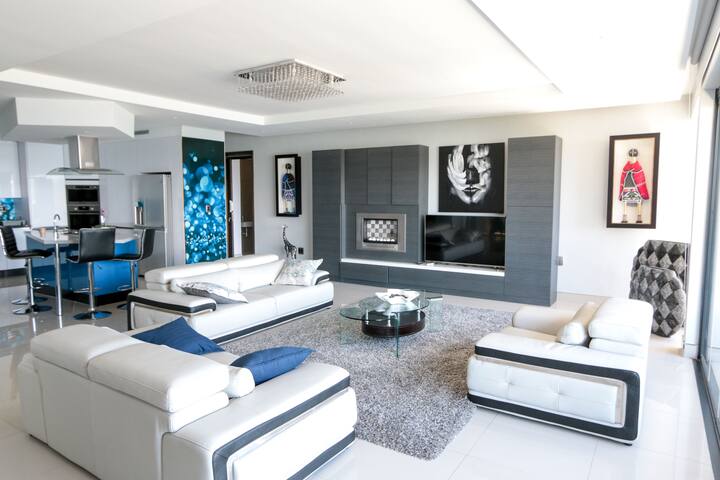 Chic, Luxury Sea View Apartment: Solar Powered gallery image 4