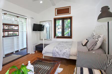 Romantic Beach House  Private/Netflix/ Bath