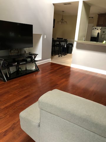 Private bedroom and bathroom 15 min. from Downtown