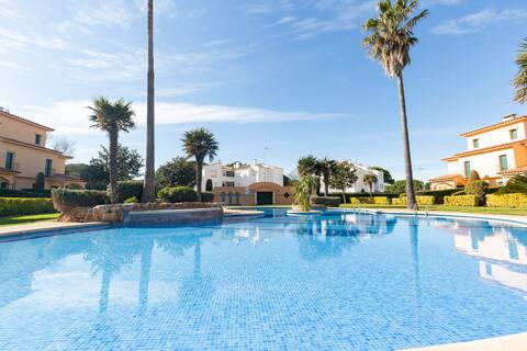 Ocean view, bright, comfortable, 5 minutes. Golf.