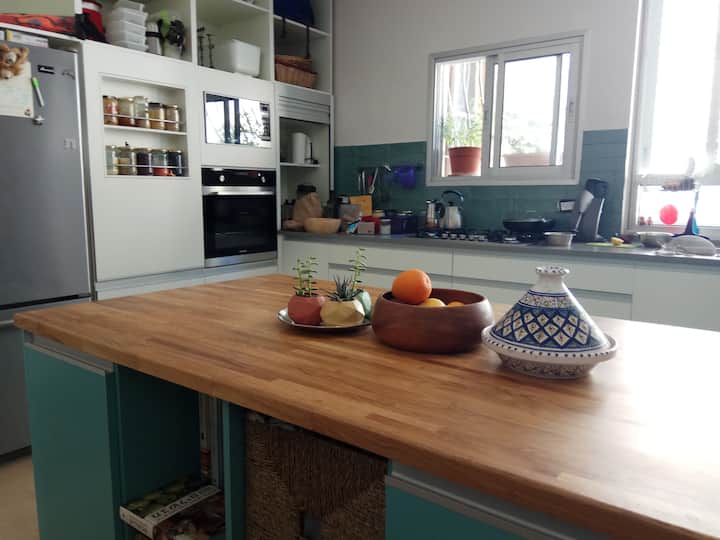 quiet¢ral, vegi kitchen+cat. for women/couples