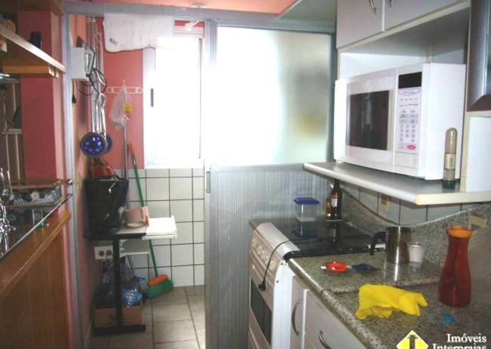 Cozinha , área de serviços.