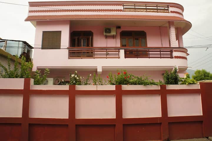 i Independent room with kitchen near river Ganges