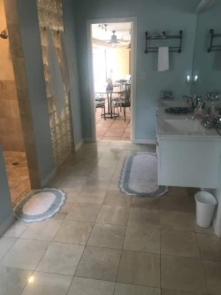 主浴室和梳妆台可俯瞰阳台