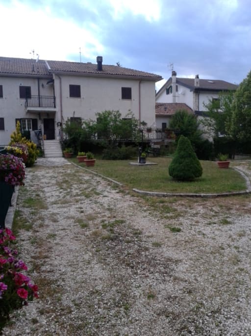 Attraversando il giardino si arriva a casa con finestre che vi affacciano