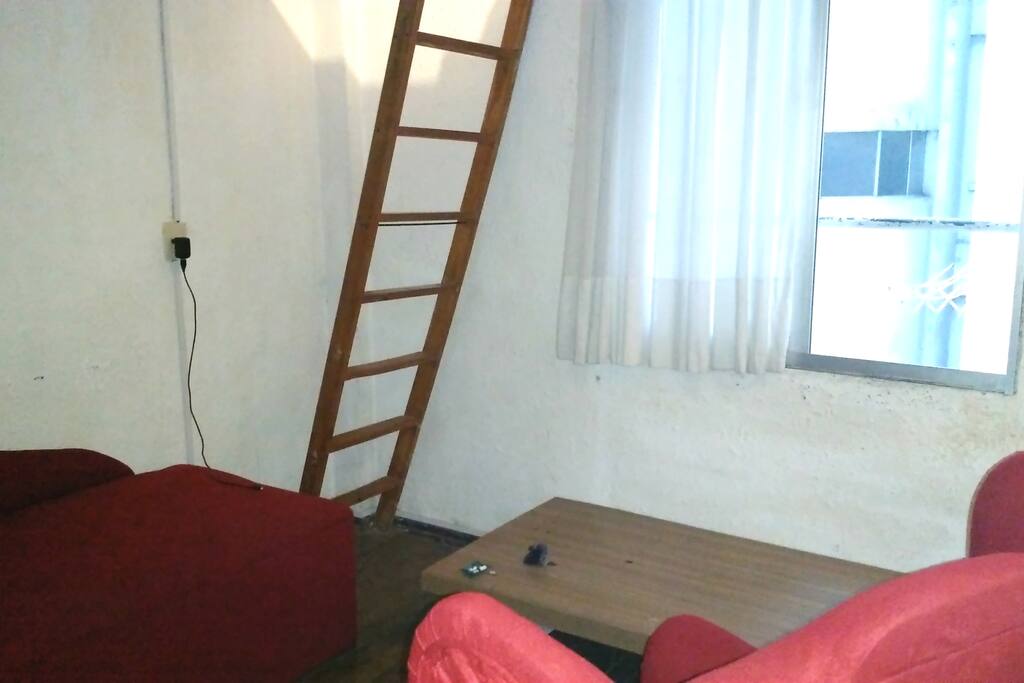 Estar con dos sofás y kitchenette // Living room, with two couches and kitchenette // Sala com dois sofás e kitchenette