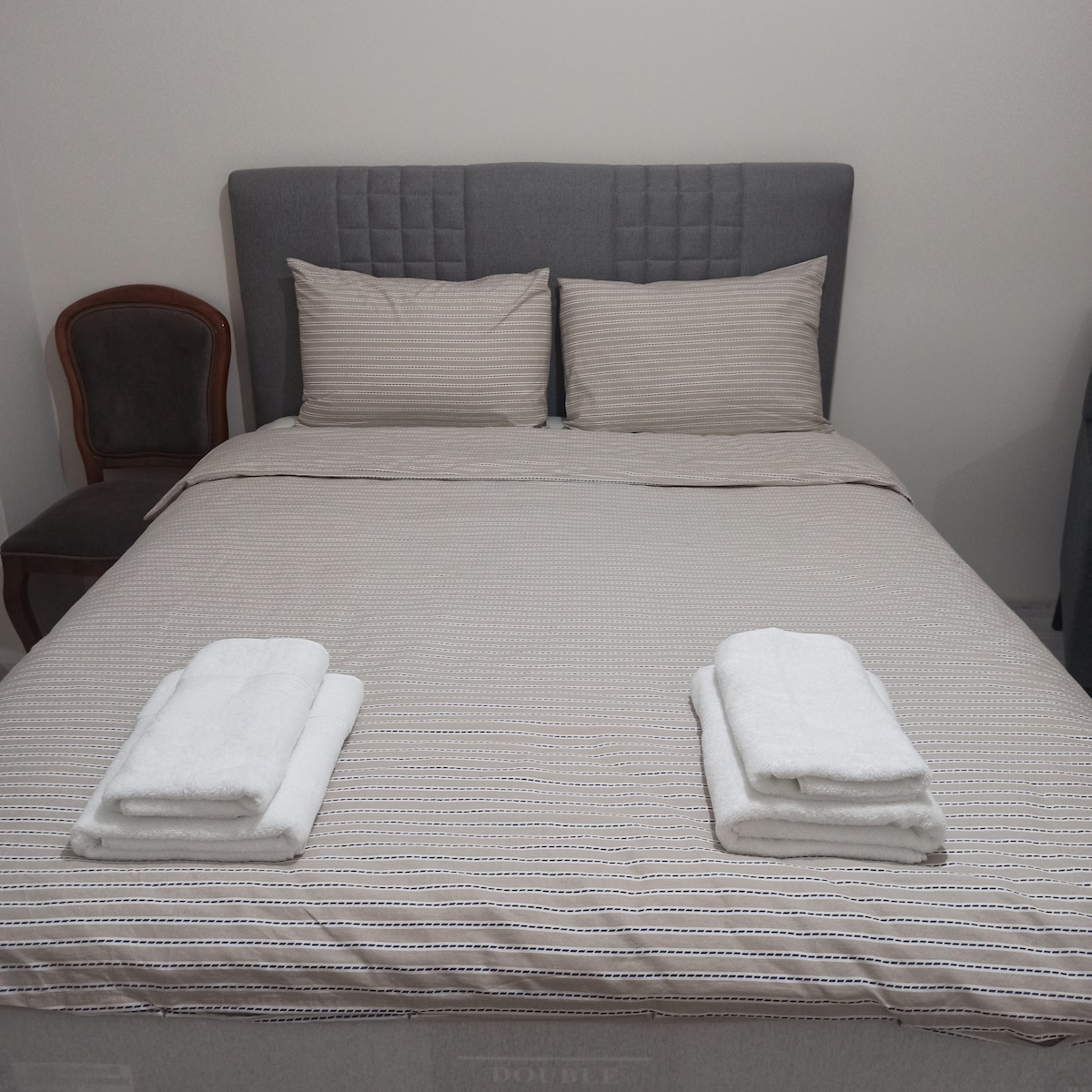 K dispozícii sú dve manželské postele a dve dvojité pohovky. 