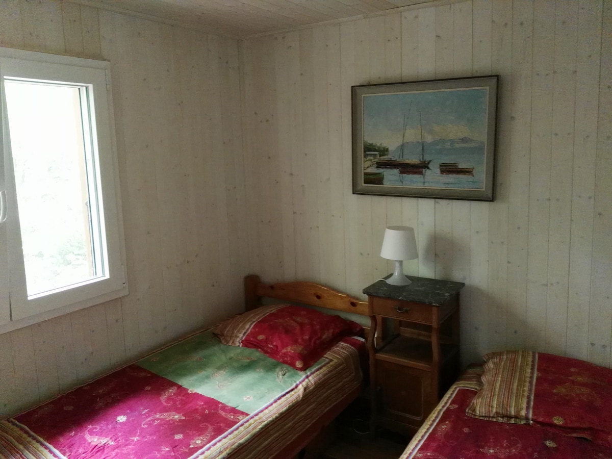 חדר שינה שני עם 2 מיטות יחיד וארון בגדים גדול