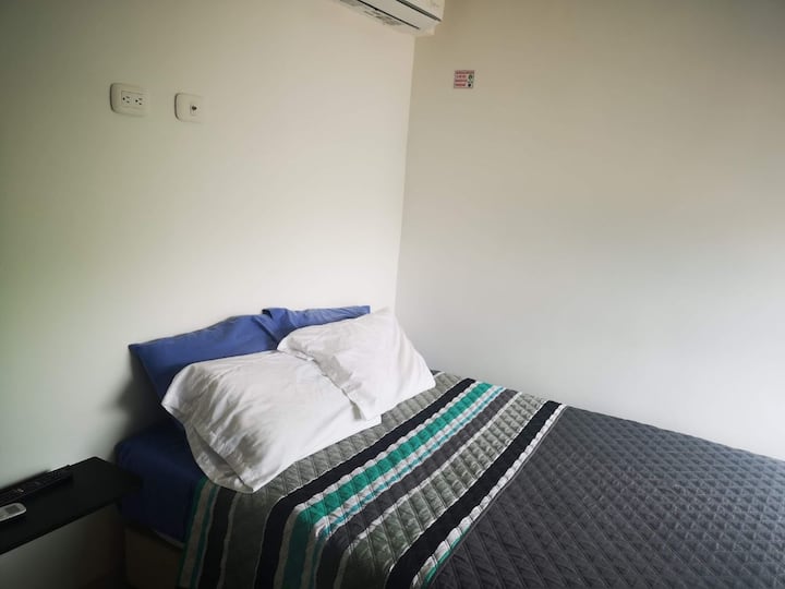 غرفة 3 مع مكيف وتلفزيون.