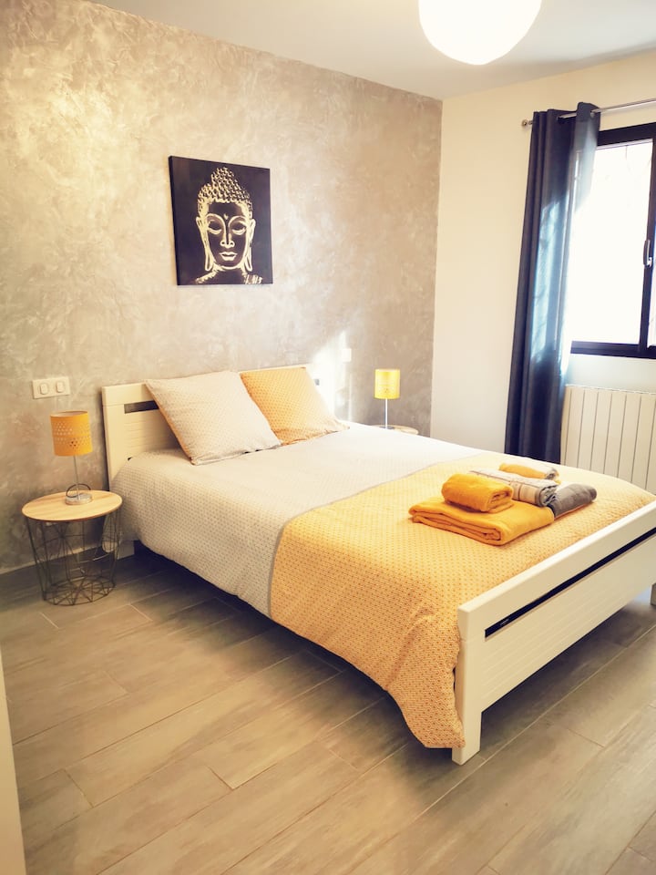 bedroom 2  ground floor of 12m2 with TV fixed to the wall and large dressing room - heating - bed 140x200 / duvet 240x220 + 3 pillows. 
possibility of accommodating a baby bed (available on option: baby kit)
bed linen and/or towels on options