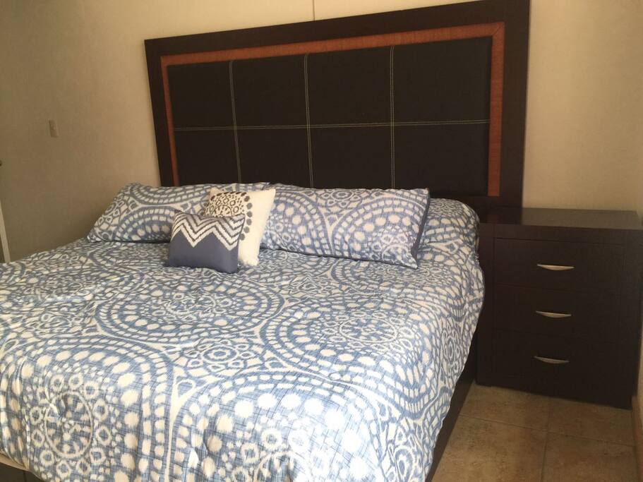 Cuarto principal cama King.