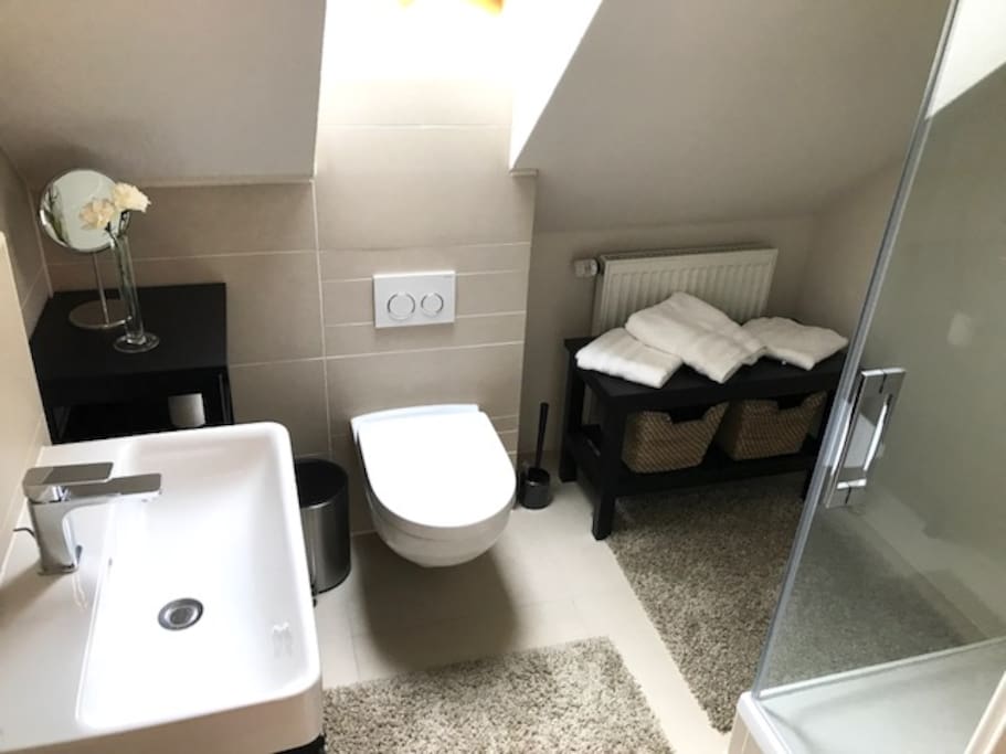 Ihr eigenes kleines Bad mit
Dusche und WC