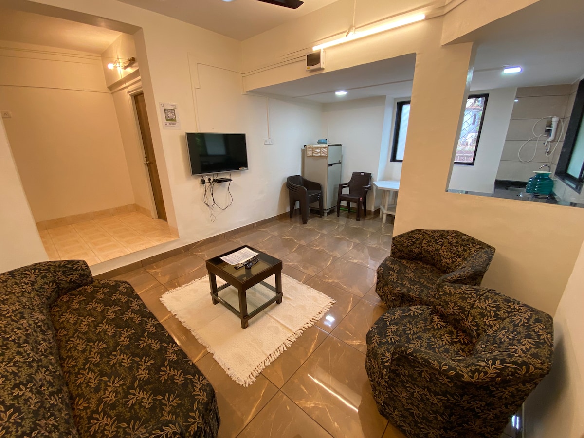 סלון מרווח עם טלוויזיה חכמה. חיבור אינטרנט אלחוטי מהיר של 60mbps בכל הנכס