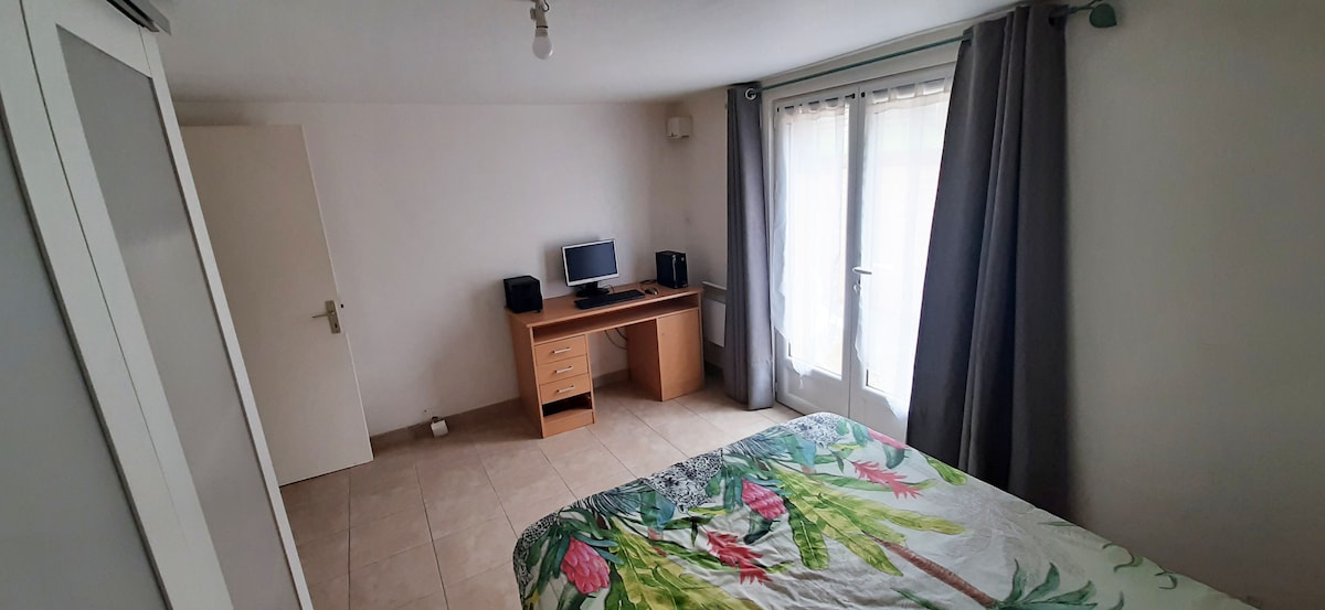 12კვ/მ ნომერში დგას ორადგილიანი საწოლი, სამუშაო მაგიდა, რომელიც აღჭურვილია კომპიუტერით და დიდი გარდერობით თქვენი ნივთების შესანახად.