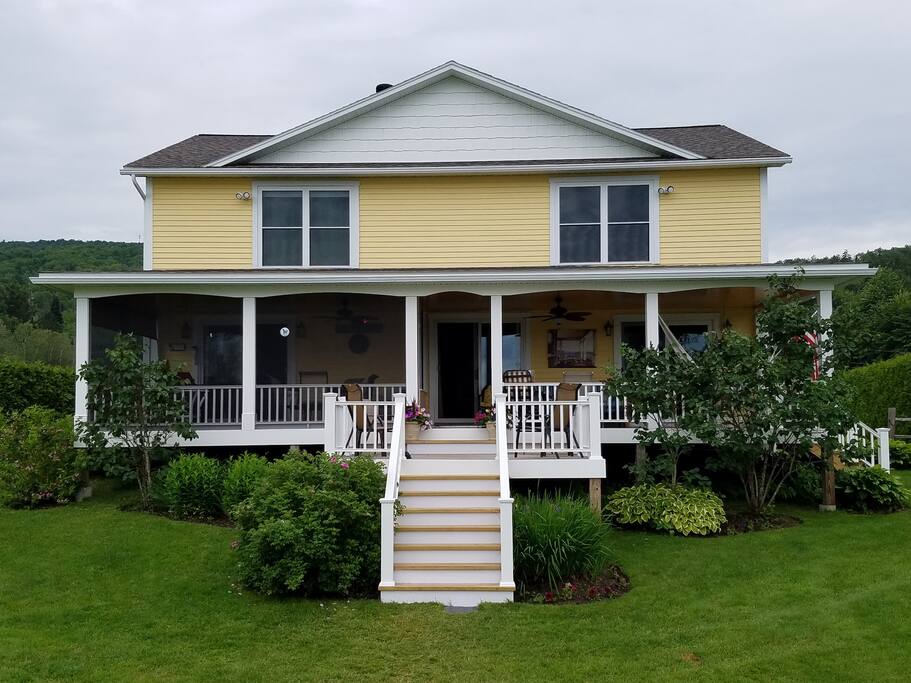 Beach House with Cabin Feel & 1/2 Screened & 1/2 Open Lakeside Porch