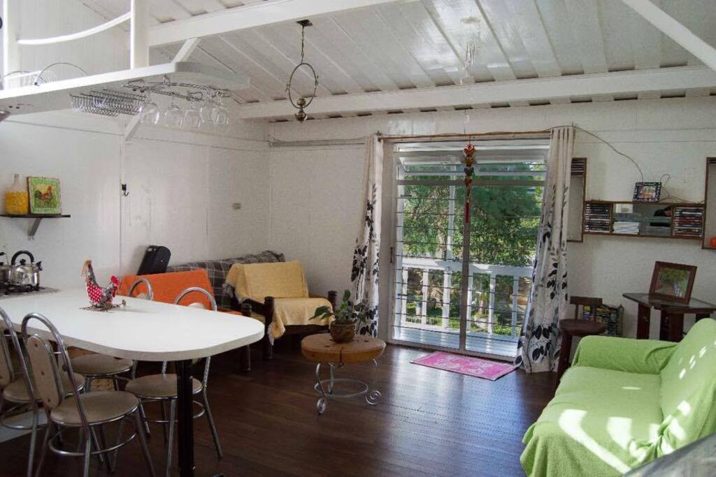 Sala super aconchegante com sacada