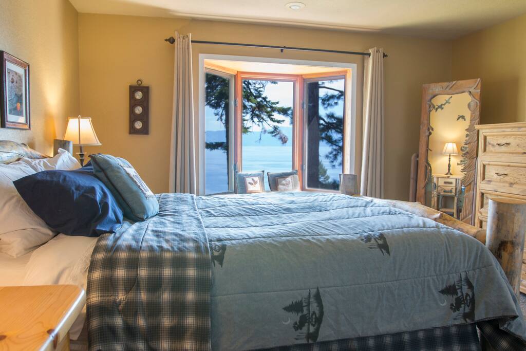 Master Bedroom With Window Seat