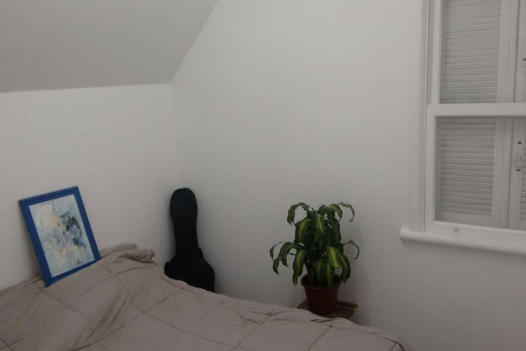 quarto do airbnb à noite. Configuração para casal.