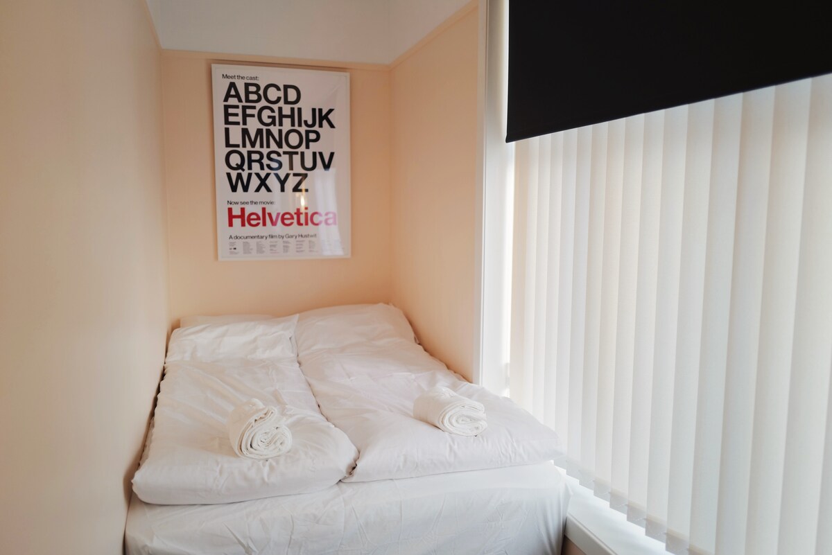 Dormitorio número 3, perfecto para la pareja que está realmente enamorada del otro, o para alguien a quien le encanta la tipografía.