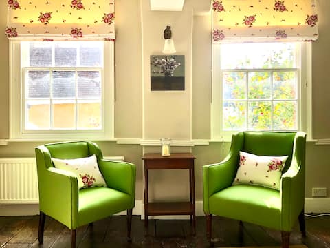 Top performing Airbnb: Charming Georgian cottage in the heart of Ludlow in Ludlow