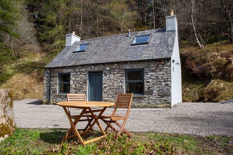 Charming & secluded cottage overlooking Loch Park