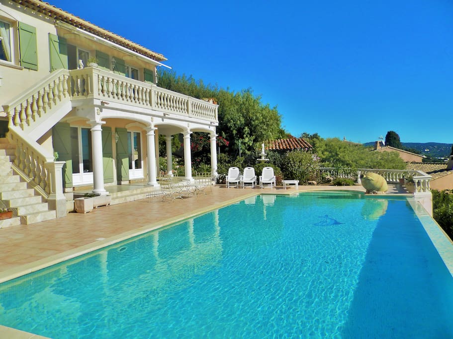 Grande piscine à débordement, sans chlore.