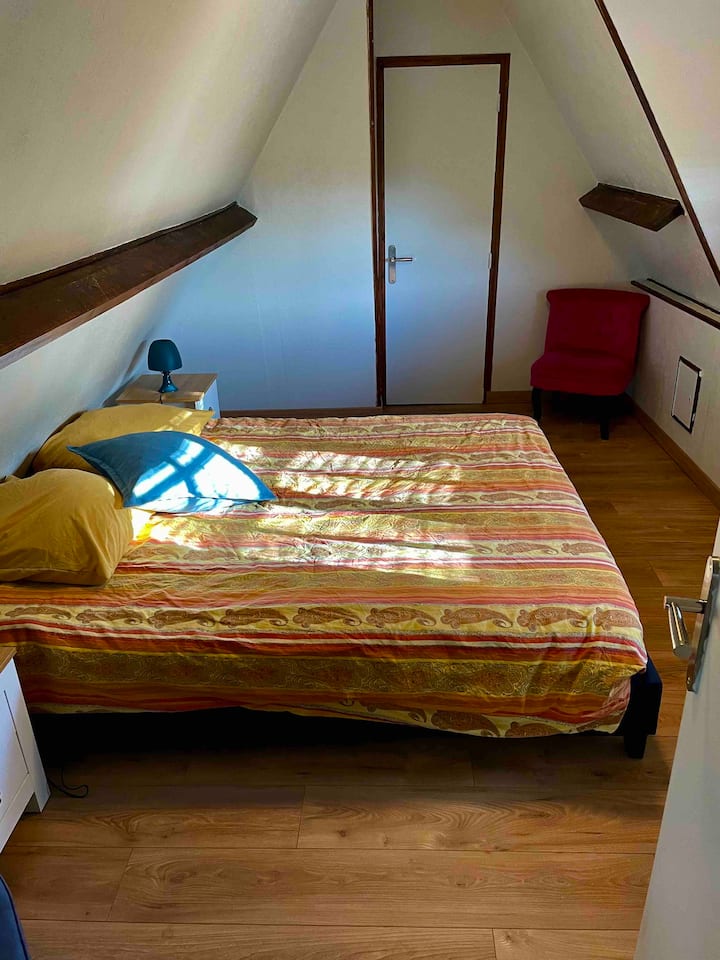 Stražnja spavaća soba na 1. katu s bračnim krevetom i klima-uređajem 