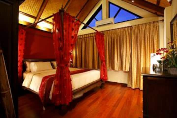 חדר שינה ראשי עם מיטת קינג - סייז