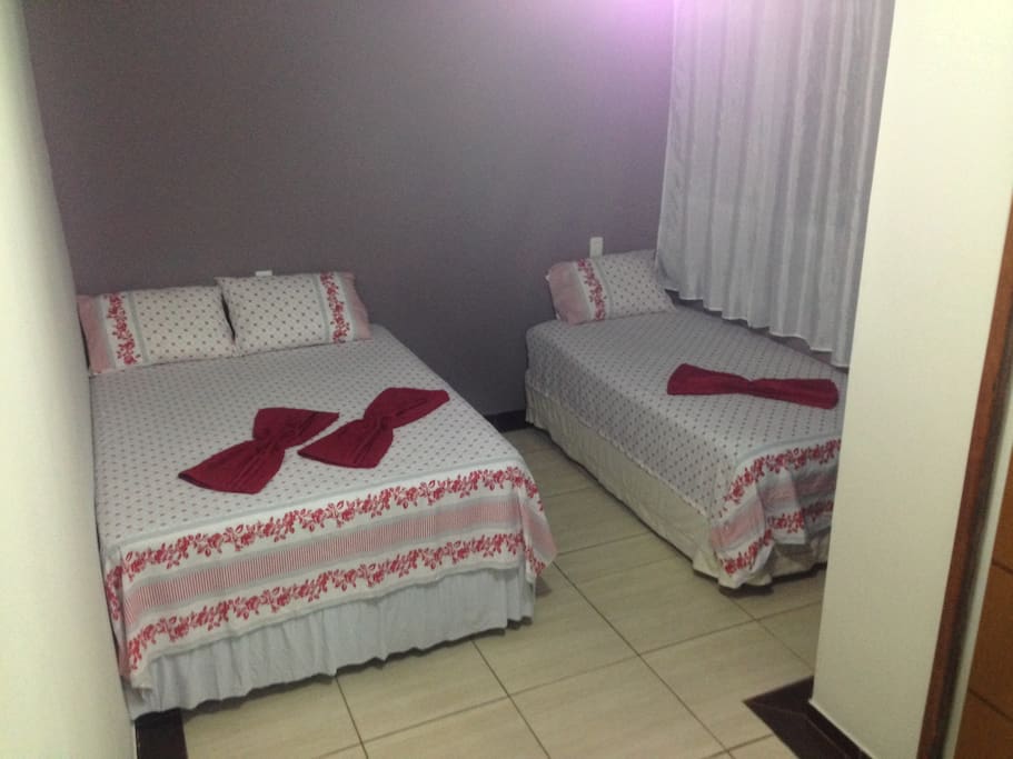 Quarto 1, uma casal com uma cama de solteiro. Porta corredeira e com chaves.