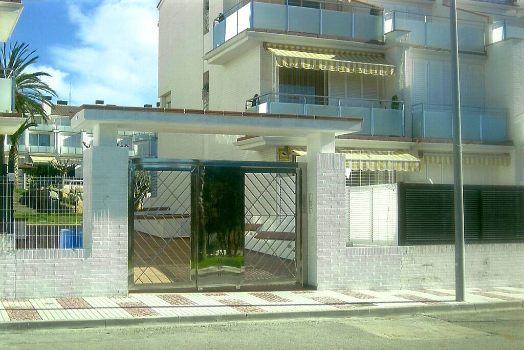 Entrada principal con puerta automatica