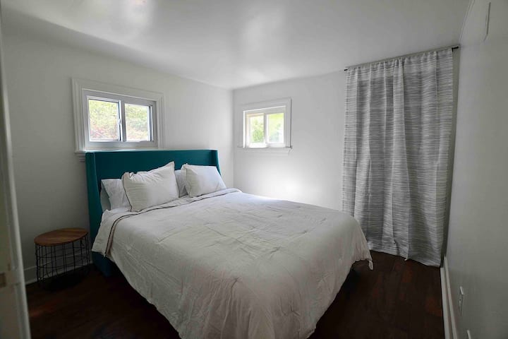 Dormitorio verde azulado, cama tamaño queen