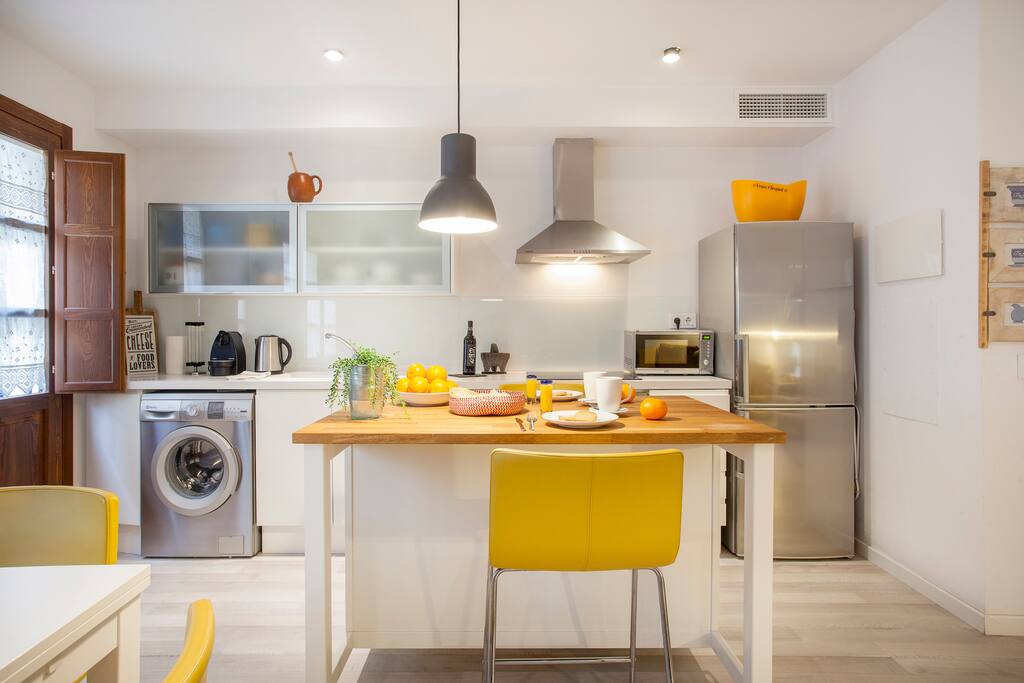 Full equipped open kitchen