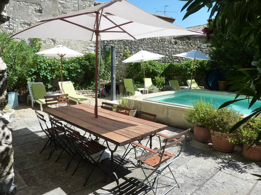 Outdoor dining & pool
