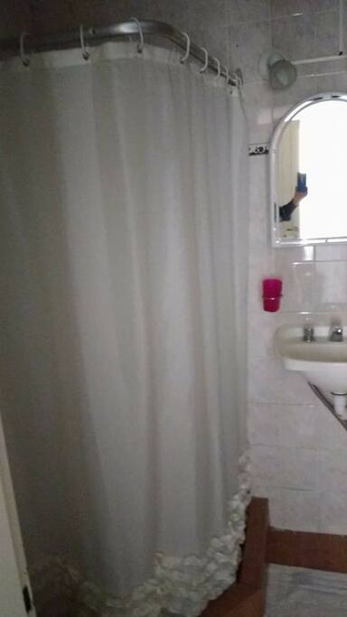 baño inodoro, bidet, ducha con duchador movil
