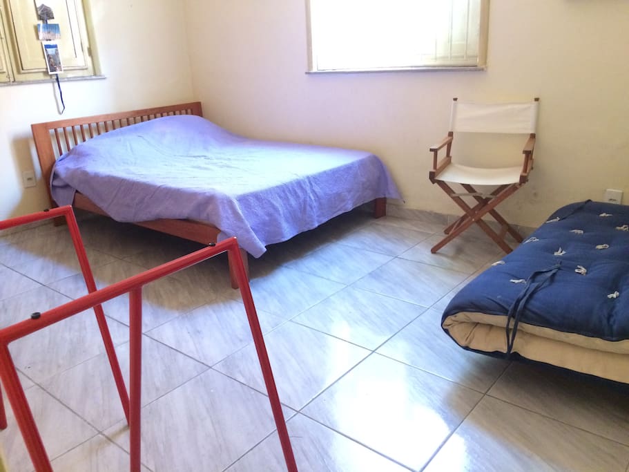 Quarto maior, com duas camas de casal, sendo uma delas o futon original (de algodão) dobrável.