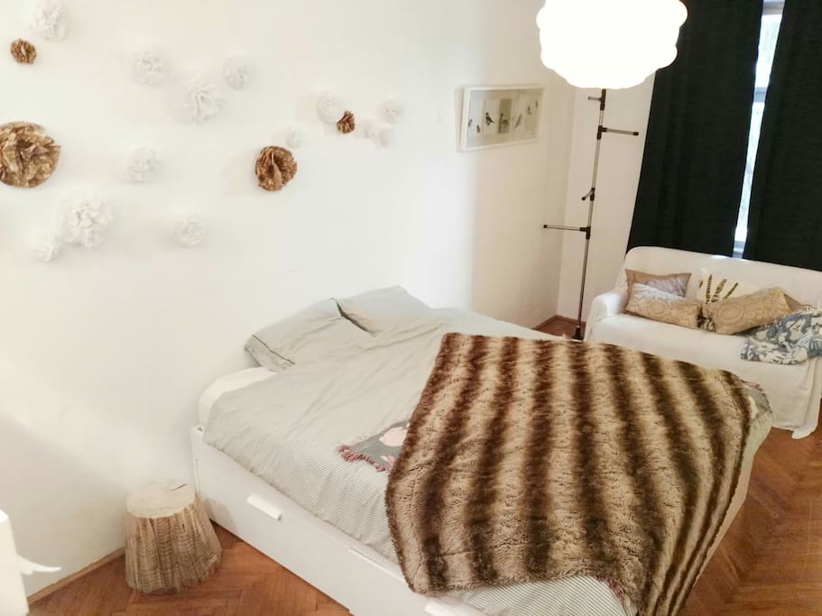 Dein Schlafzimmer mit gemütlicher Couch und Gaderobe.